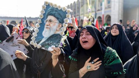 "Un acto cuidadosamente coreografiado y profundamente político": Irán despide al ayatolá Alí Jamenei en medio de amenazas contra EE.UU. e Israel