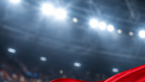 Banderas de España y Francia frente a un balón en una cancha de fútbol antes de la semifinal del Mundial 2026