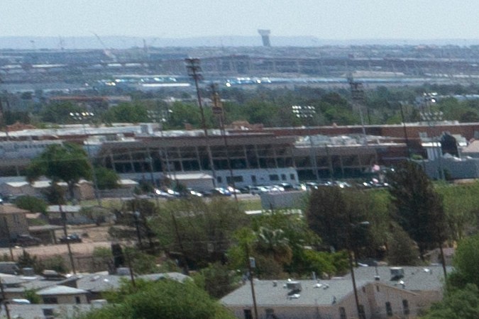 ARCHIVO - Migrantes forman filas frente a la valla en la frontera de Estados Unidos con México a la espera de ser transportados a una instalación de la Patrulla Fronteriza, el 10 de mayo de 2023, en El Paso, Texas.