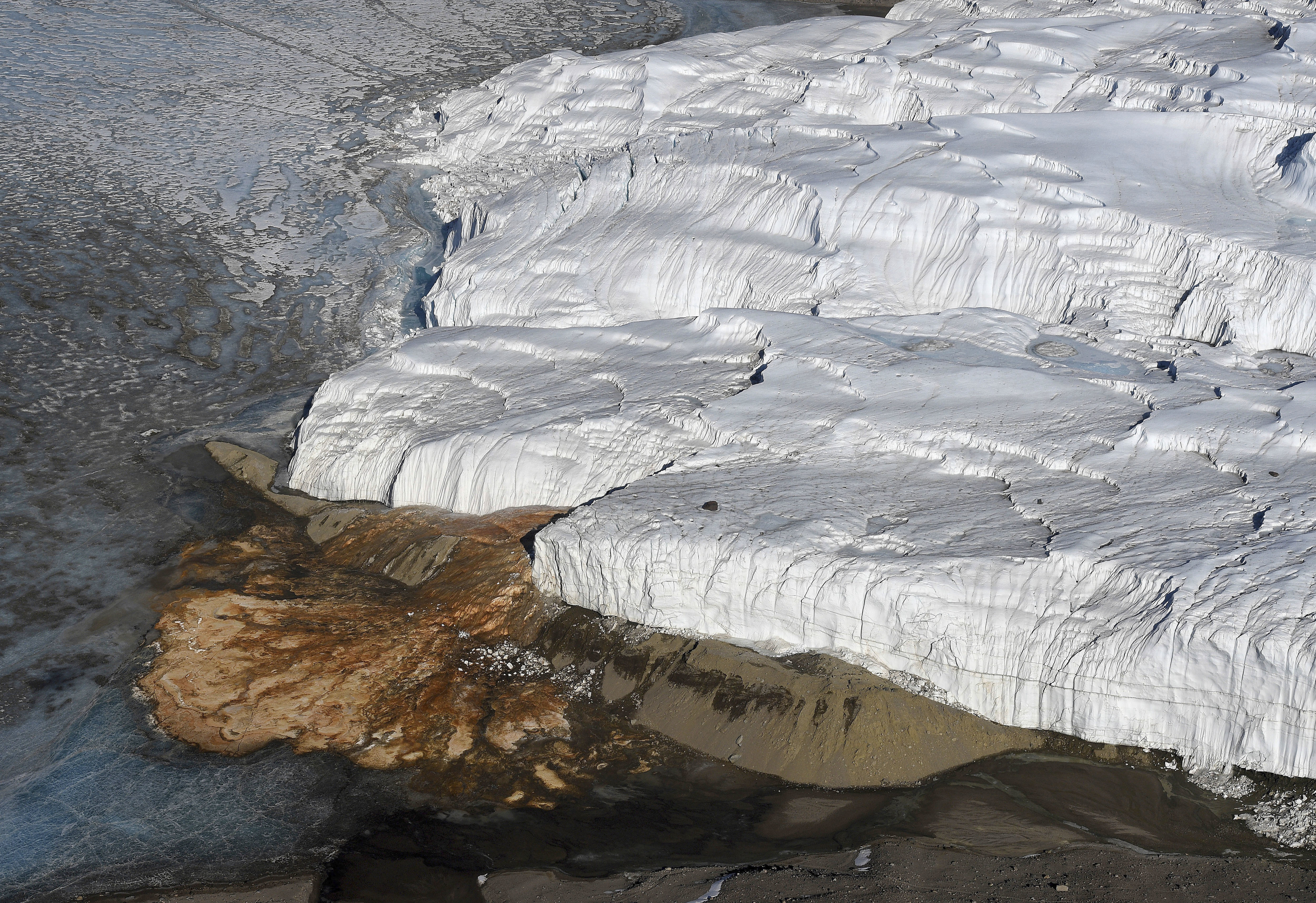 El glaciar que "sangra" en la Antártida intriga a los científicos desde hace más de un siglo