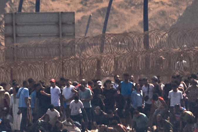 miles de personas llegan a nado en cinco días 