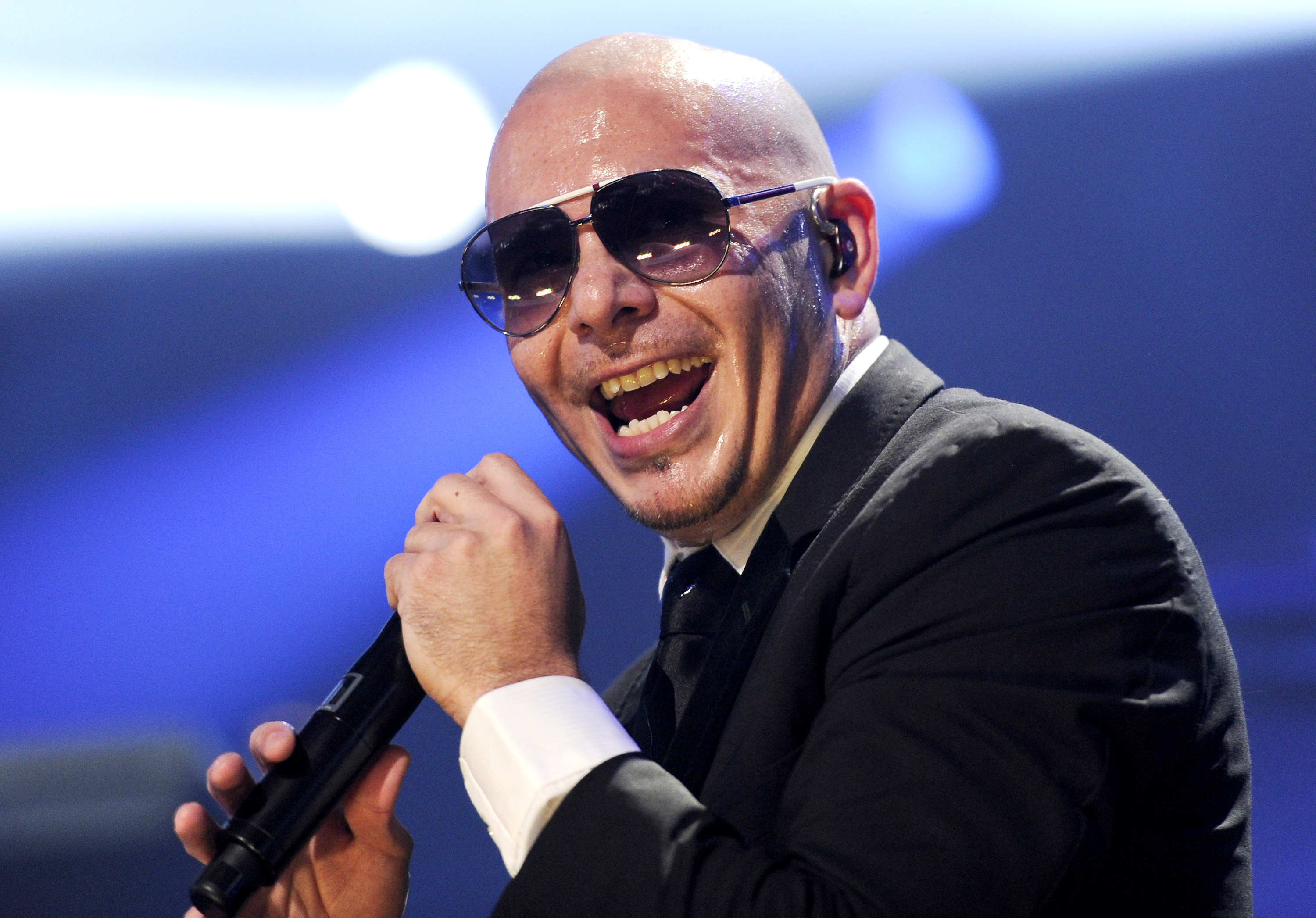 Pitbull rompe récord Guinness al reunir a 22,000 fans usando calvas falsas