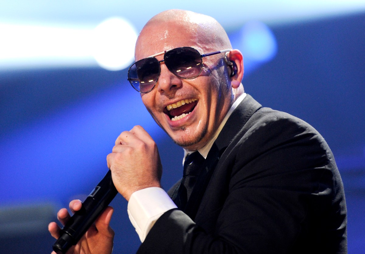 Pitbull rompe récord Guinness al reunir a 22,000 fans usando calvas falsas