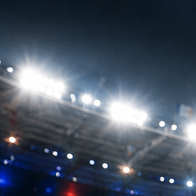 Dos futbolistas de Francia e Inglaterra de espaldas ingresan al estadio antes del partido por el tercer puesto del Mundial 2026