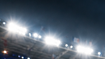 Dos futbolistas de Francia e Inglaterra de espaldas ingresan al estadio antes del partido por el tercer puesto del Mundial 2026
