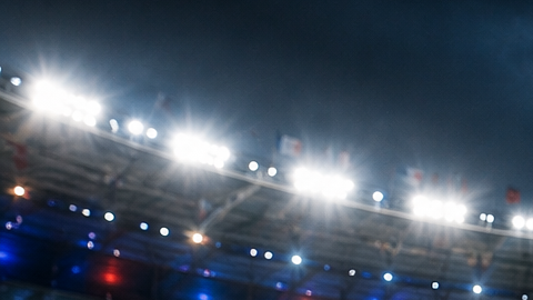 Dos futbolistas de Francia e Inglaterra de espaldas ingresan al estadio antes del partido por el tercer puesto del Mundial 2026