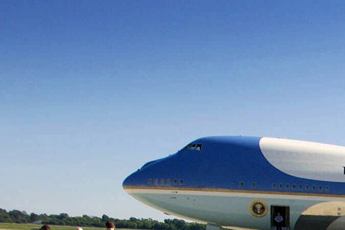 El Air Force One permanece en la pista bajo estricta vigilancia militar justo después de que el presidente Bush llegara para dirigirse a la nación desde la Base Aérea de Barksdale, Luisiana, el martes 11 de septiembre de 2001. Bush, quien había estado en Sarasota, Florida, para dar un discurso sobre educación, voló primero a la base en Luisiana y luego a otra en Nebraska antes de regresar a la Casa Blanca al anochecer. El miércoles 12 de septiembre, un portavoz de la administración Bush declaró que la Casa Blanca y el Air Force One eran objetivos de los ataques terroristas del día anterior.