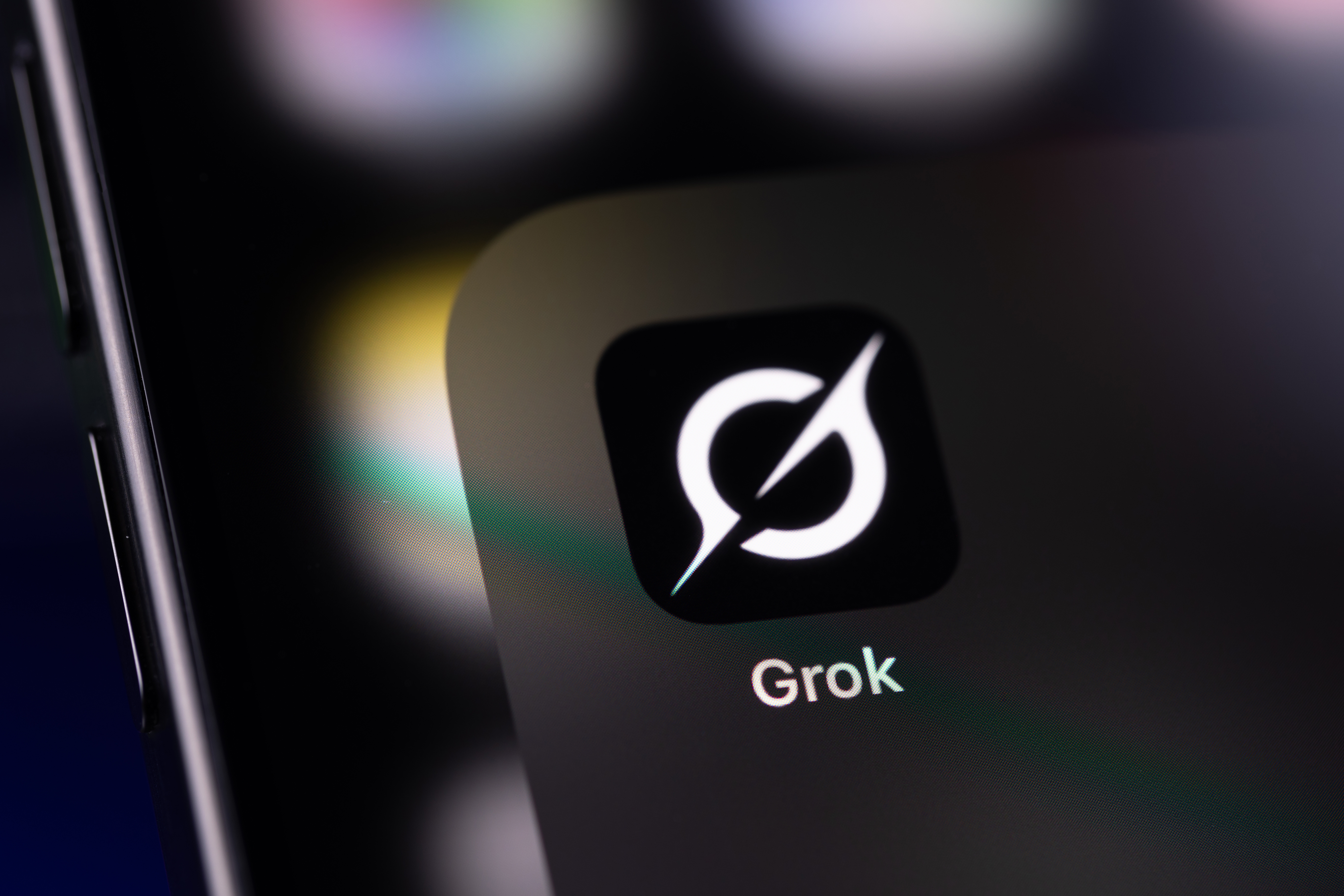 xAI presenta demanda contra usuario por utilizar Grok para generar imagenes explicitas de menores de edad