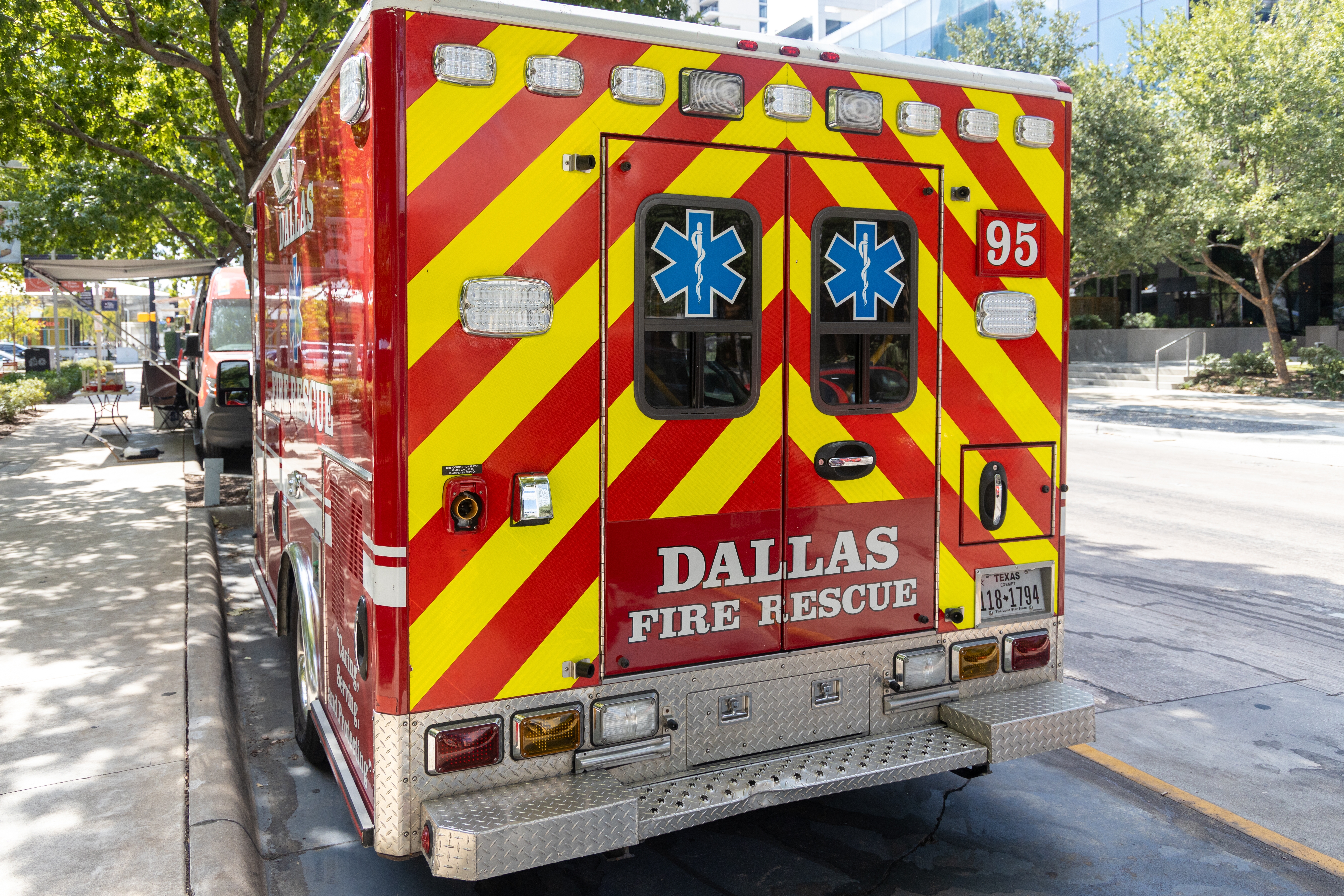 Rescatan con vida a una joven atrapada durante días en un barranco de Dallas: sobrevivió al calor extremo y al lodo