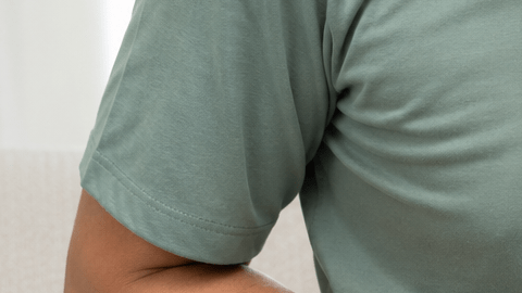 Hombre con dolor abdominal junto a un modelo anatómico del colon