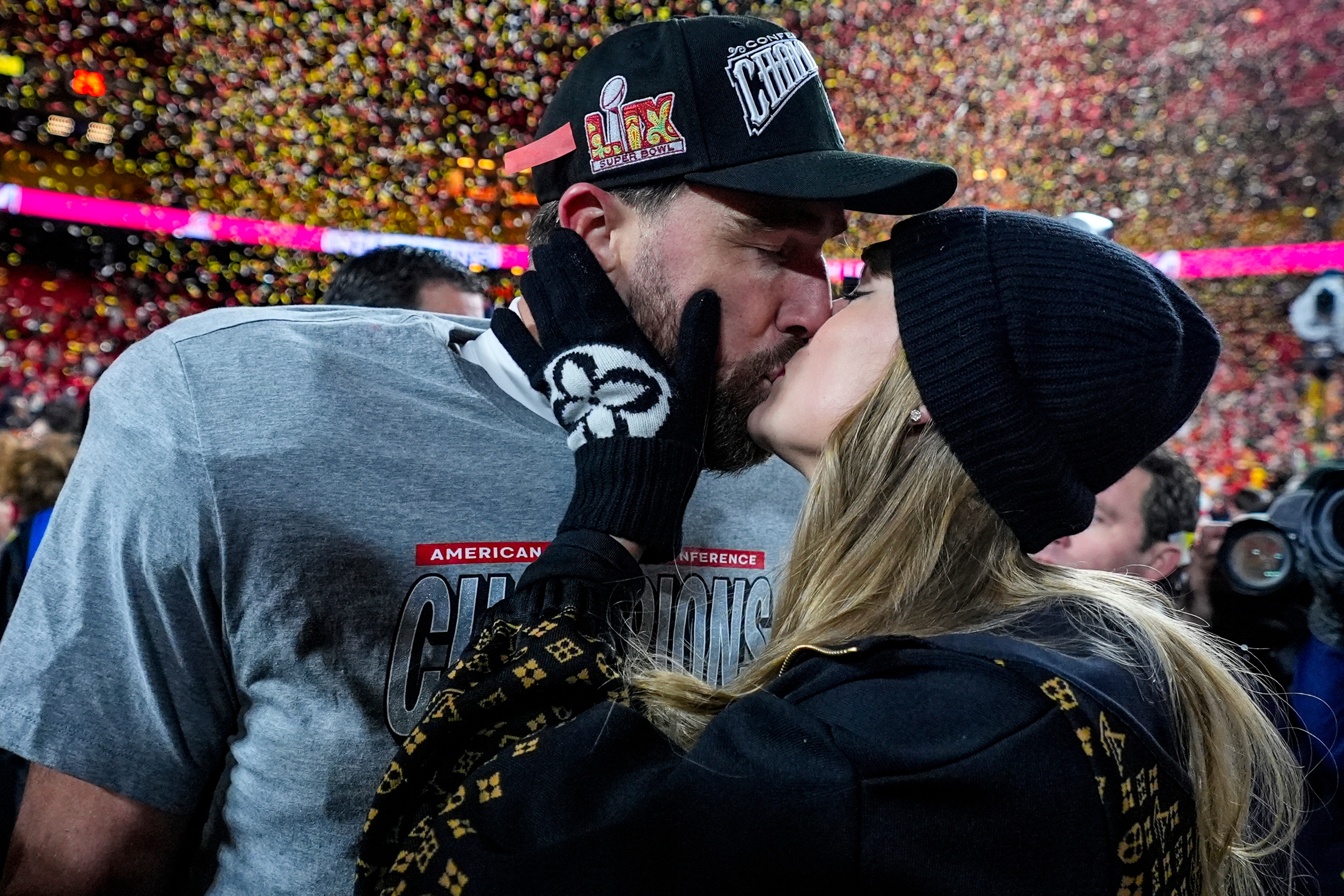 Reportan que Taylor Swift y Travis Kelce se casaron por el civil en Tennessee
