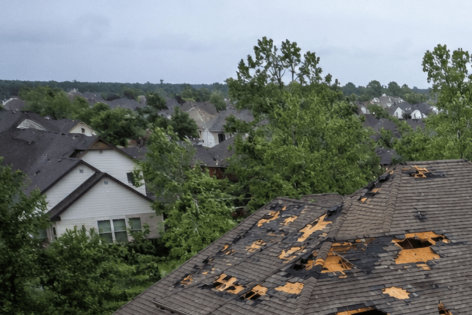 Vivienda con el techo gravemente dañado tras una tormenta severa con granizo y fuertes vientos en Estados Unidos.