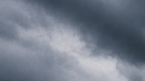 Aviones estacionados bajo una fuerte tormenta en un aeropuerto de Nueva York durante una jornada con cancelaciones y demoras masivas de vuelos.