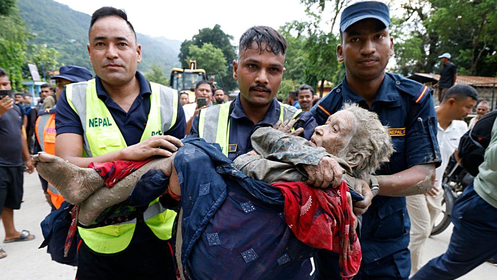 Una avalancha en la frontera entre Nepal y Tíbet deja más de 100 muertos y centenares de desaparecidos