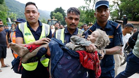 Una avalancha en la frontera entre Nepal y Tíbet deja más de 100 muertos y centenares de desaparecidos