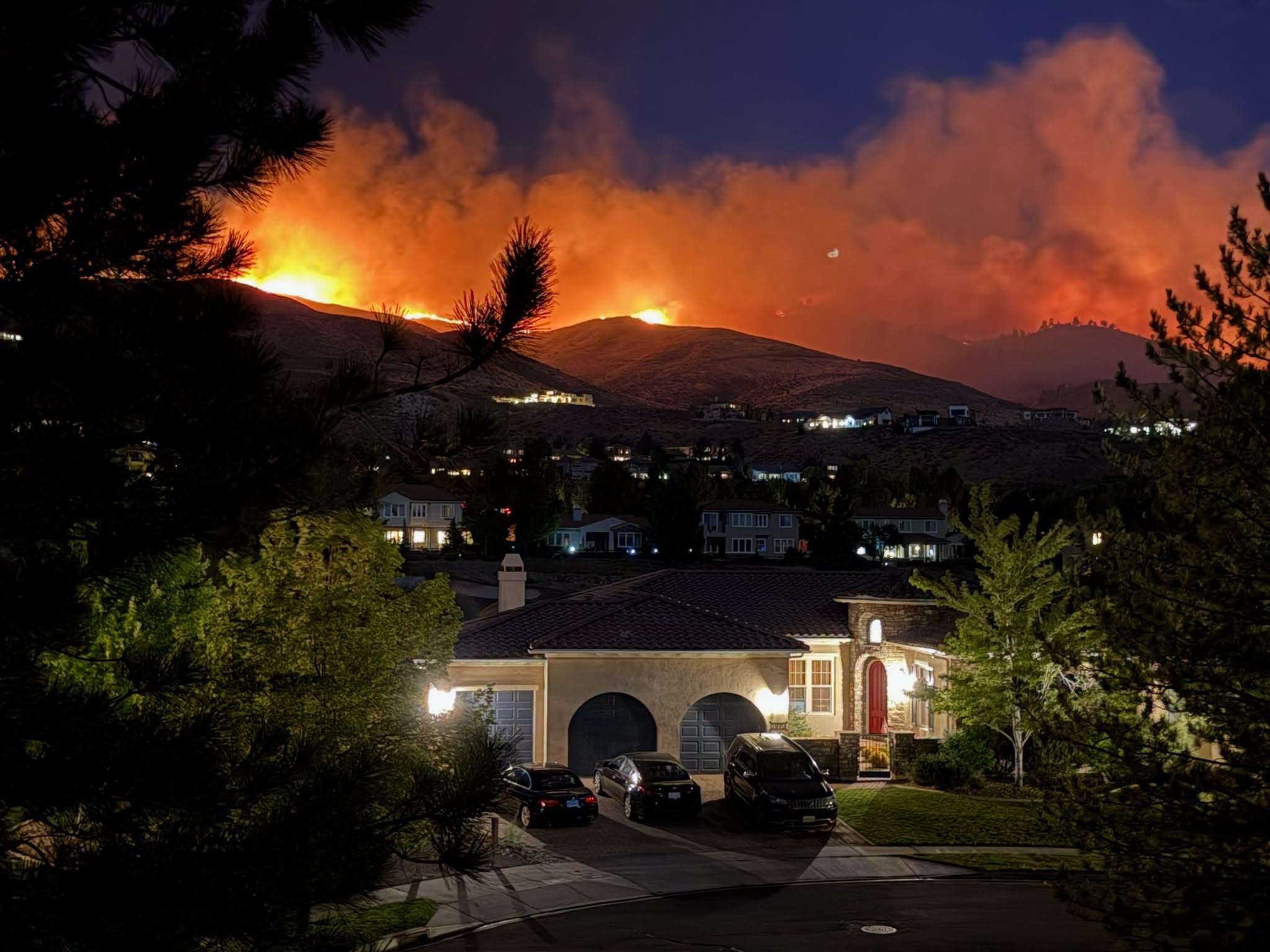 Alerta en Nevada: incendio avanza rápidamente y obliga a evacuar comunidades cerca de Reno