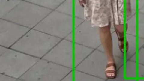 El diseñador alemán Simon Weckert creó una camisa hawaiana capaz de engañar a los sistemas de vigilancia con inteligencia artificial.