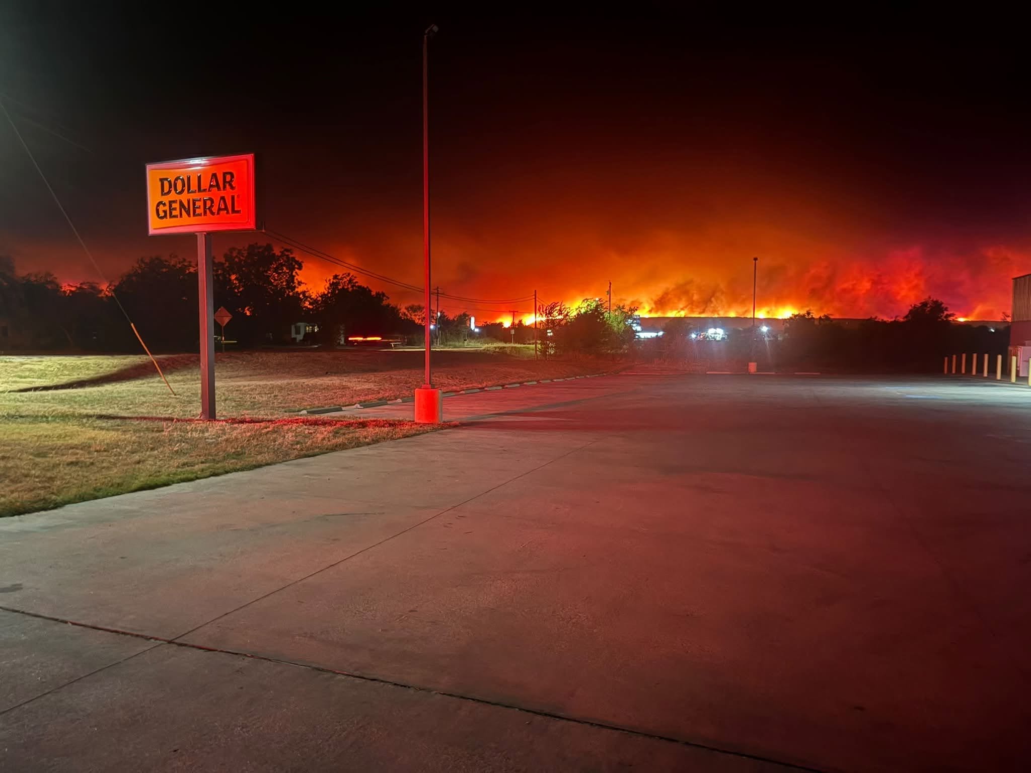 Incendio en Texas se extiende rápidamente a 50,000 acres y avanza hacia otro condado
