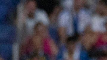CORNELLÀ DE LLOBREGAT, 16/08/2026.- El centrocampista británico del RCD Espanyol Tyrhys Dolan (i) lucha con Jeremy Toljan, del Levante, durante el partido de la primera jornada de LaLiga que RCD Espanyol y Levante UD disputan hoy domingo en el RCDE Stadium. EFE/Marta Pérez