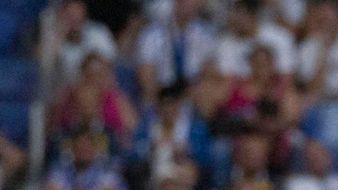 CORNELLÀ DE LLOBREGAT, 16/08/2026.- El centrocampista británico del RCD Espanyol Tyrhys Dolan (i) lucha con Jeremy Toljan, del Levante, durante el partido de la primera jornada de LaLiga que RCD Espanyol y Levante UD disputan hoy domingo en el RCDE Stadium. EFE/Marta Pérez