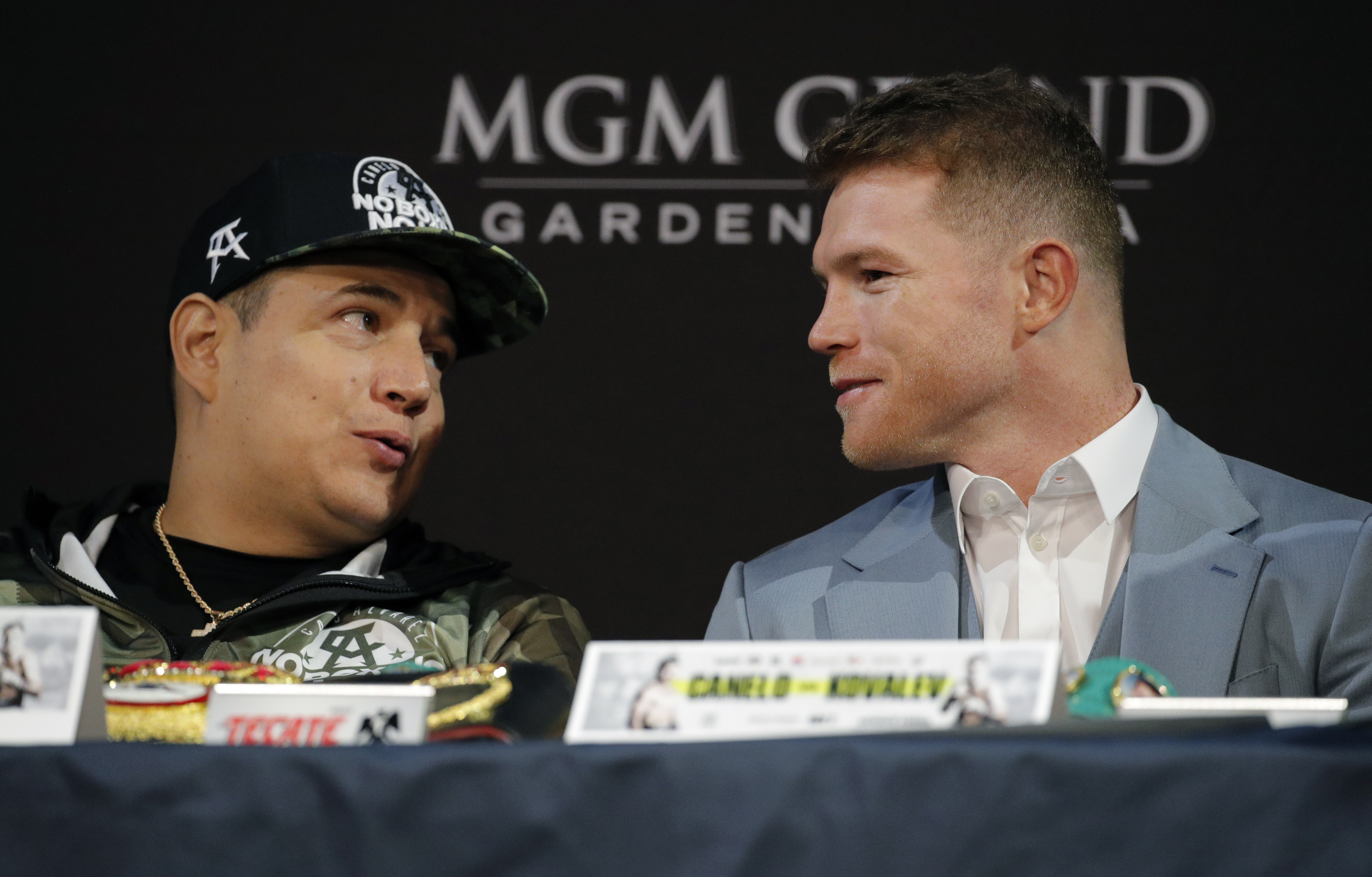 Eddy Reynoso le echa tierra al tema de una pelea entre Canelo y Benavídez
