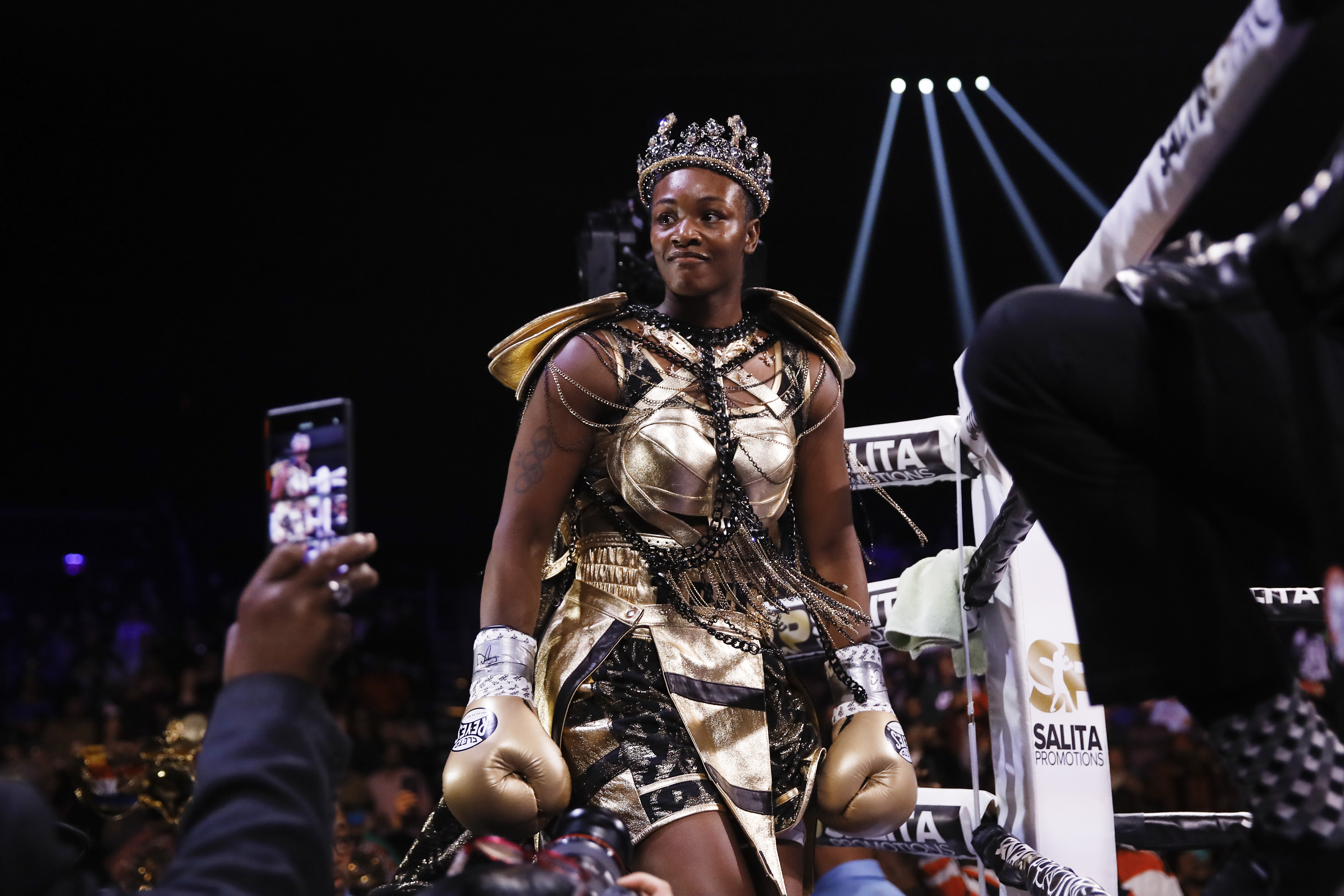 Claressa Shields se impuso en seis asaltos y es nueva campeona unificada
