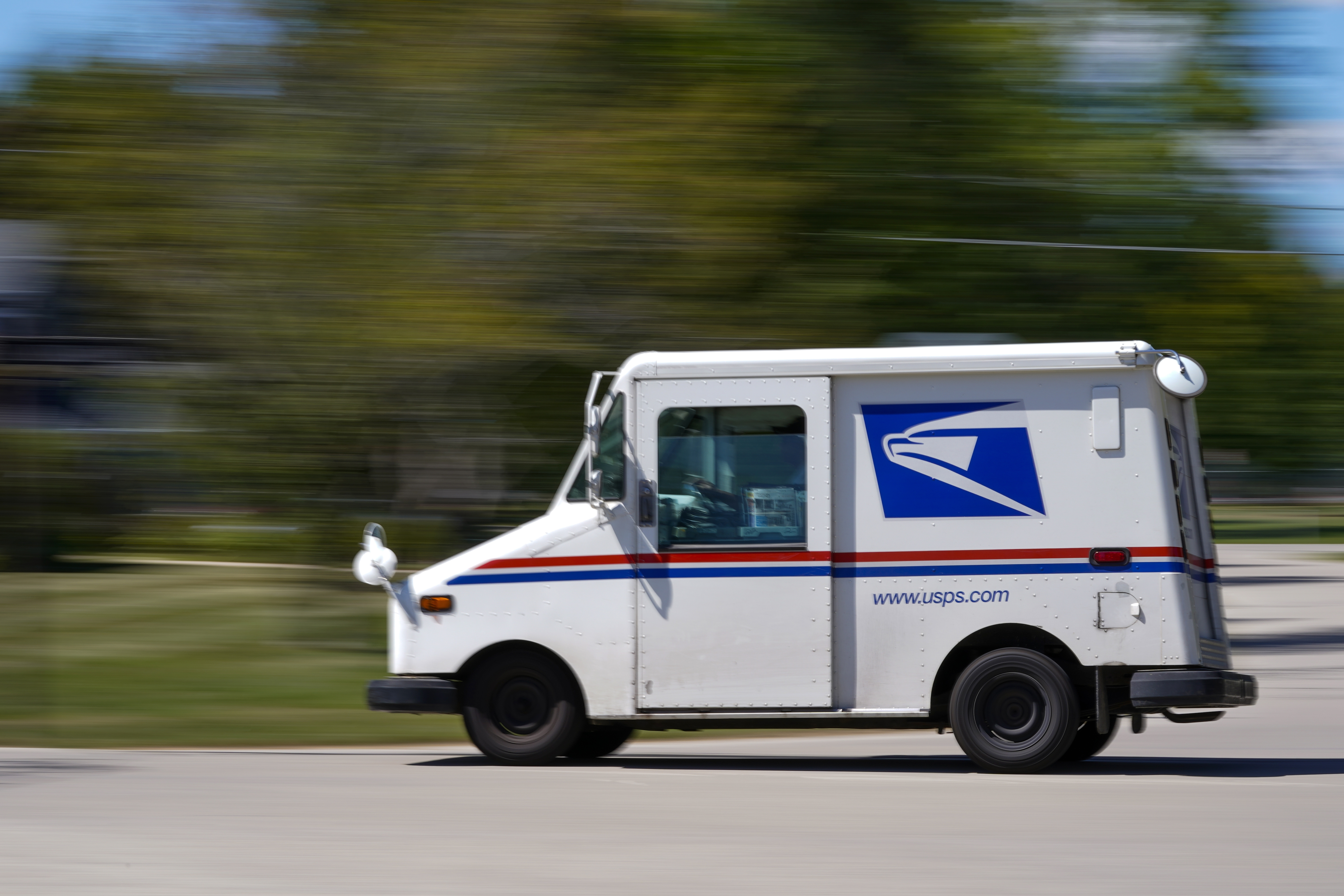 USPS endurece reglas para el voto por correo, pero enfrentan órdenes judiciales