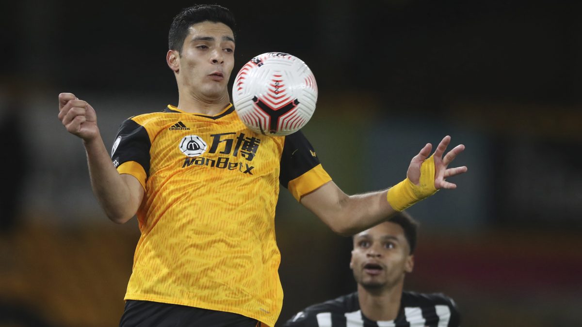 Raúl Jiménez desata la nostalgia en Molineux con ovación de locura en el regreso del hijo pródigo