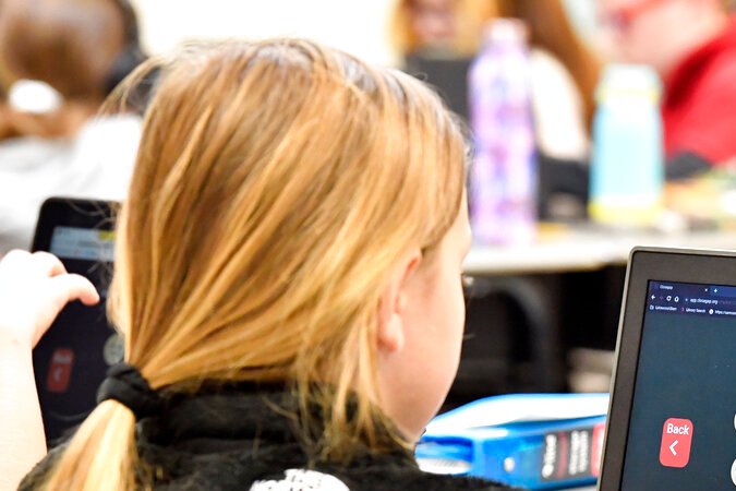 Los alumnos comienzan el ciclo sabiendo que hay nuevas restricciones en el uso de dispositivos digitales. Foto de archivo.