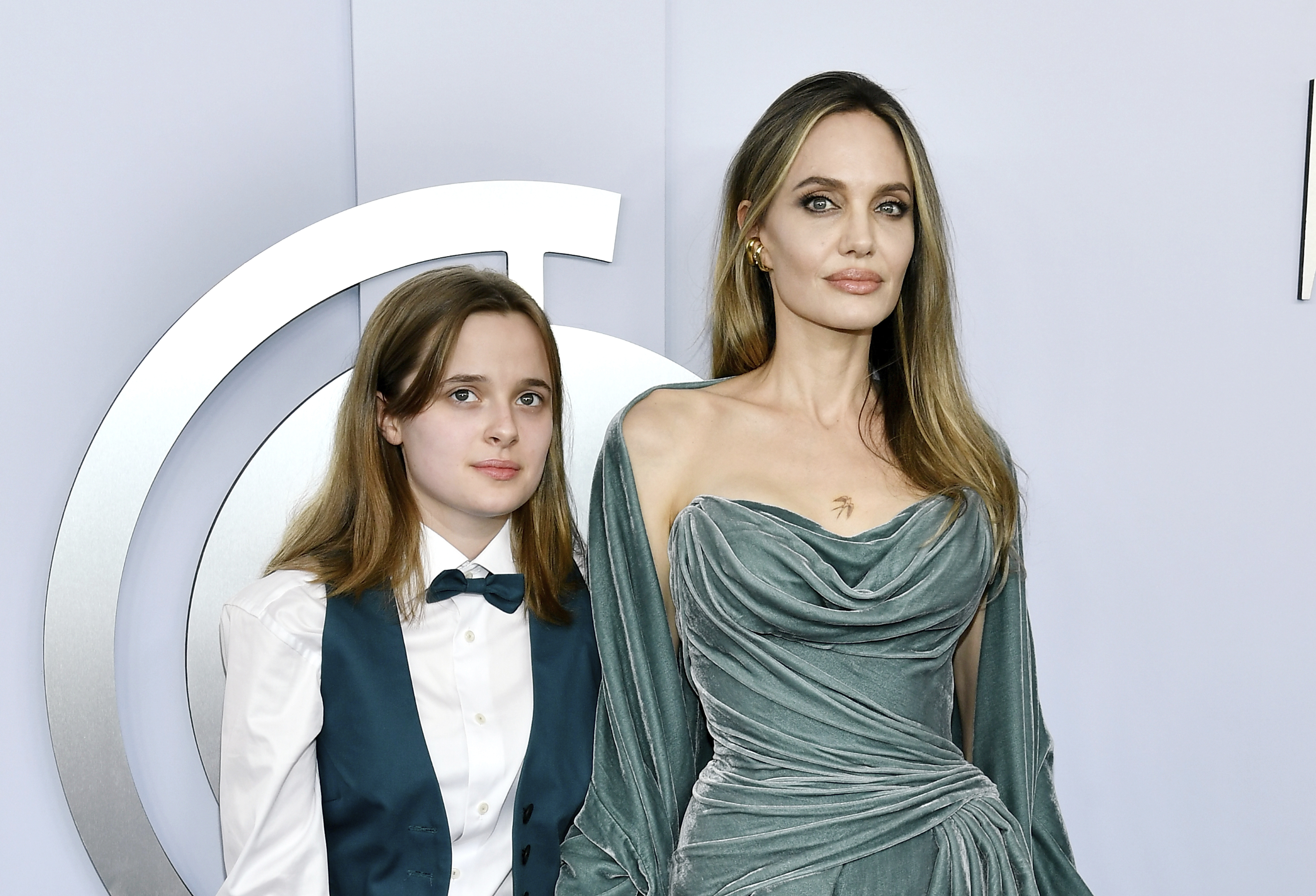 Hija menor de Brad Pitt y Angelina Jolie casi completa su proceso para cambiar el apellido de su padre