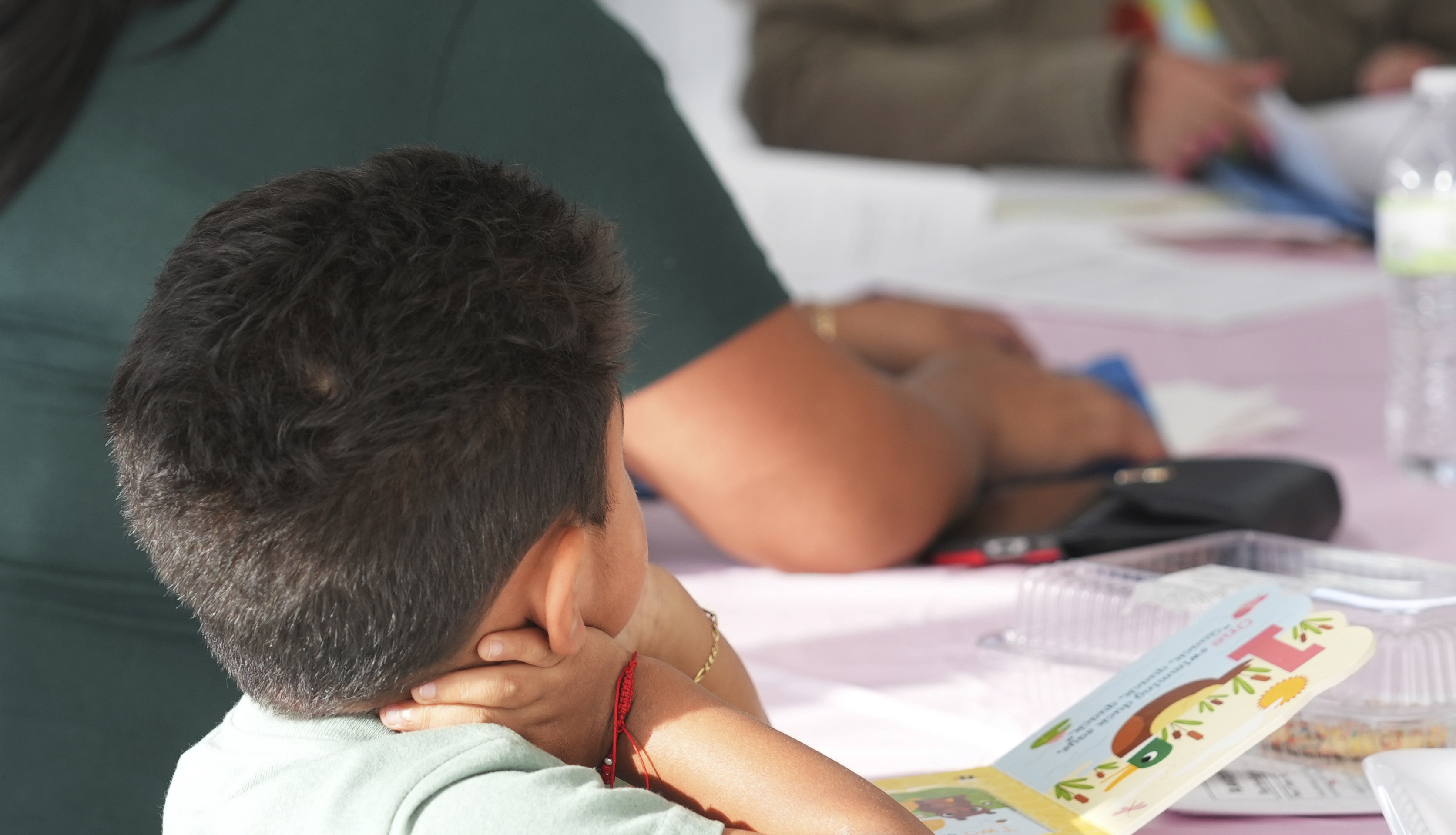 ¿Por qué los niños migrantes se quedaron sin ayuda legal y en riesgo de deportación?