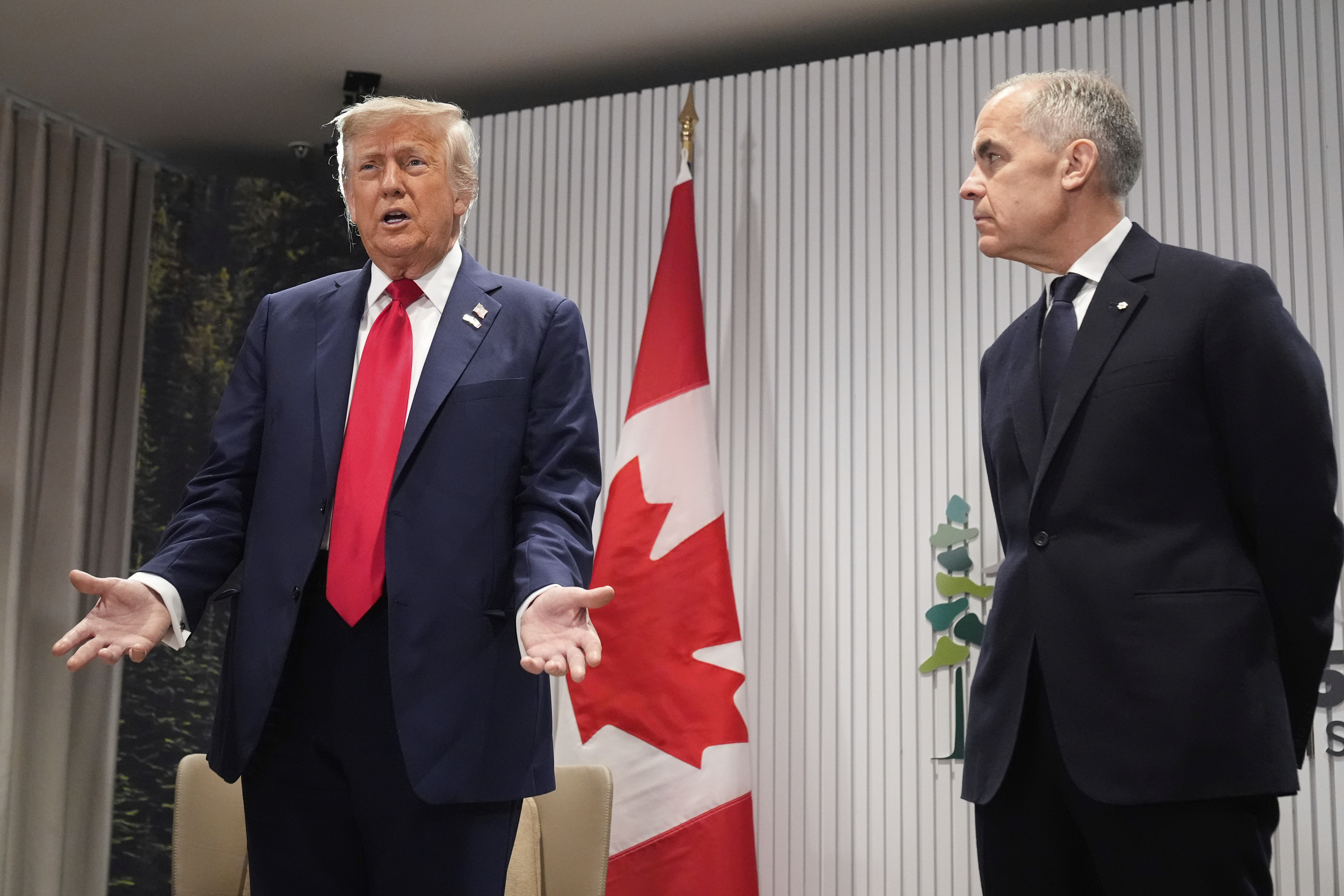 Trump anuncia que impondrá arancel del 50% a vehículos y acero de Canadá a partir de enero de 2027
