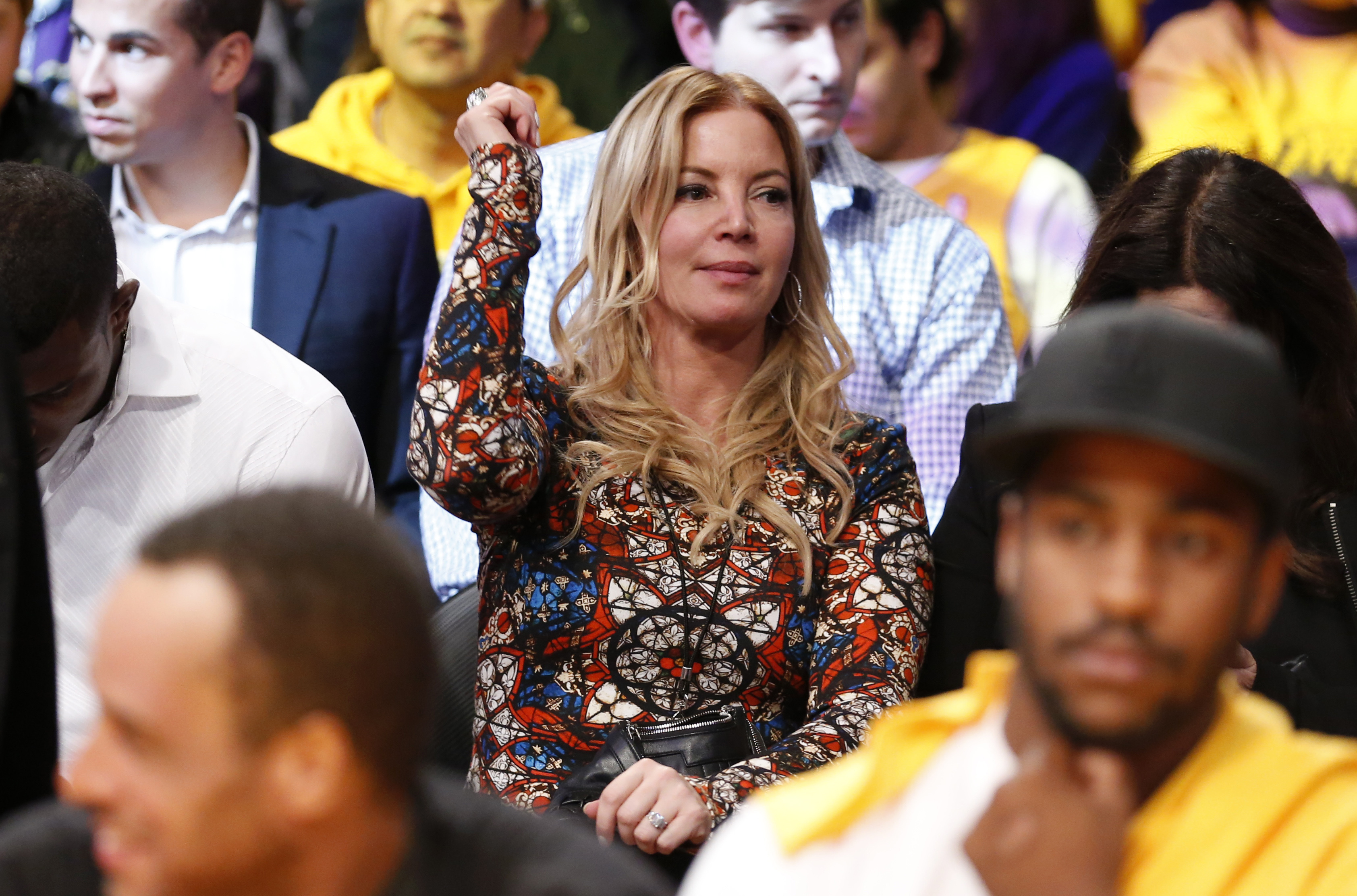 Familia Buss en conflicto para desligarse definitivamente de los Lakers