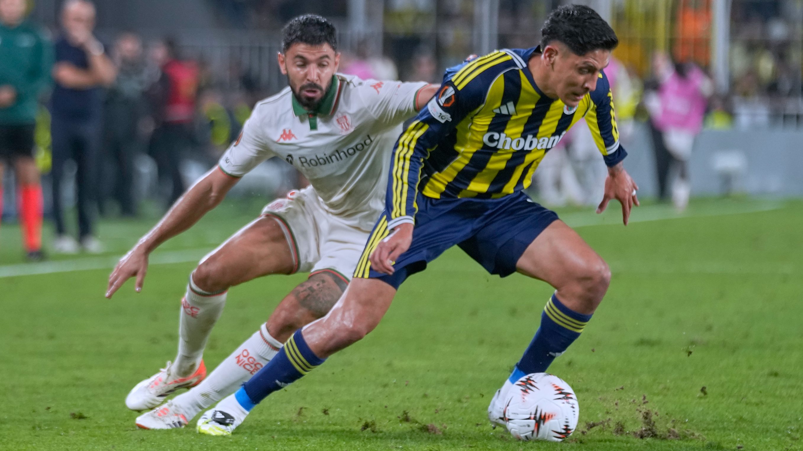 Edson Álvarez podría ser el “guía” de Armando González en Europa
