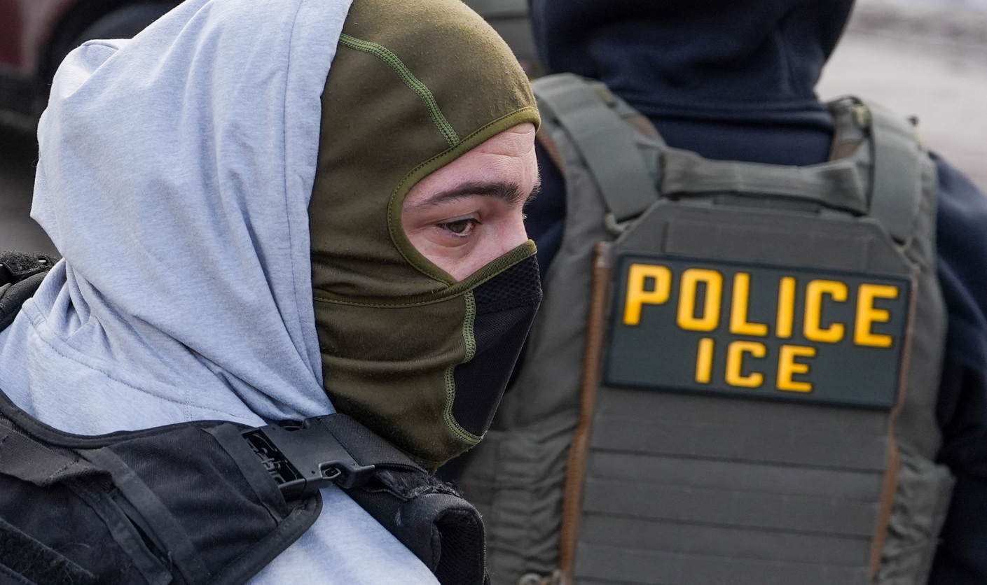 ¿Los estados y las localidades tienen la obligación de cooperar con ICE?