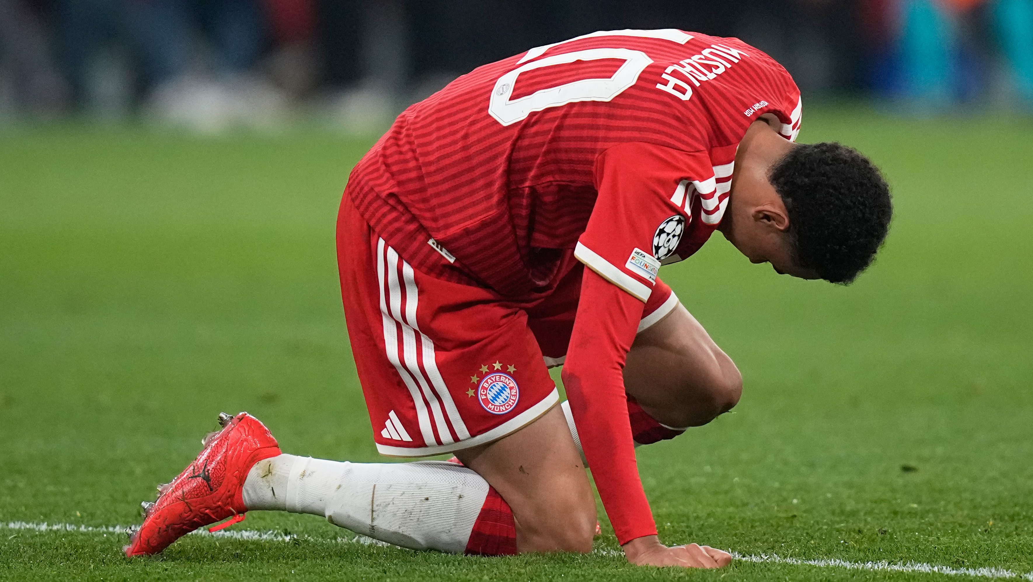Jamal Musiala vuelve a desmayarse en un partido con el Bayern de Múnich y revela cuál es la causa