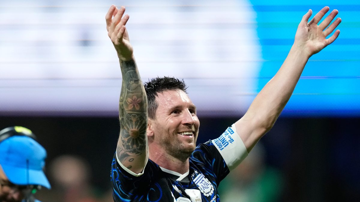 Presidente y expresidente de Argentina lanzan flores a Messi tras anunciar su retiro de la selección