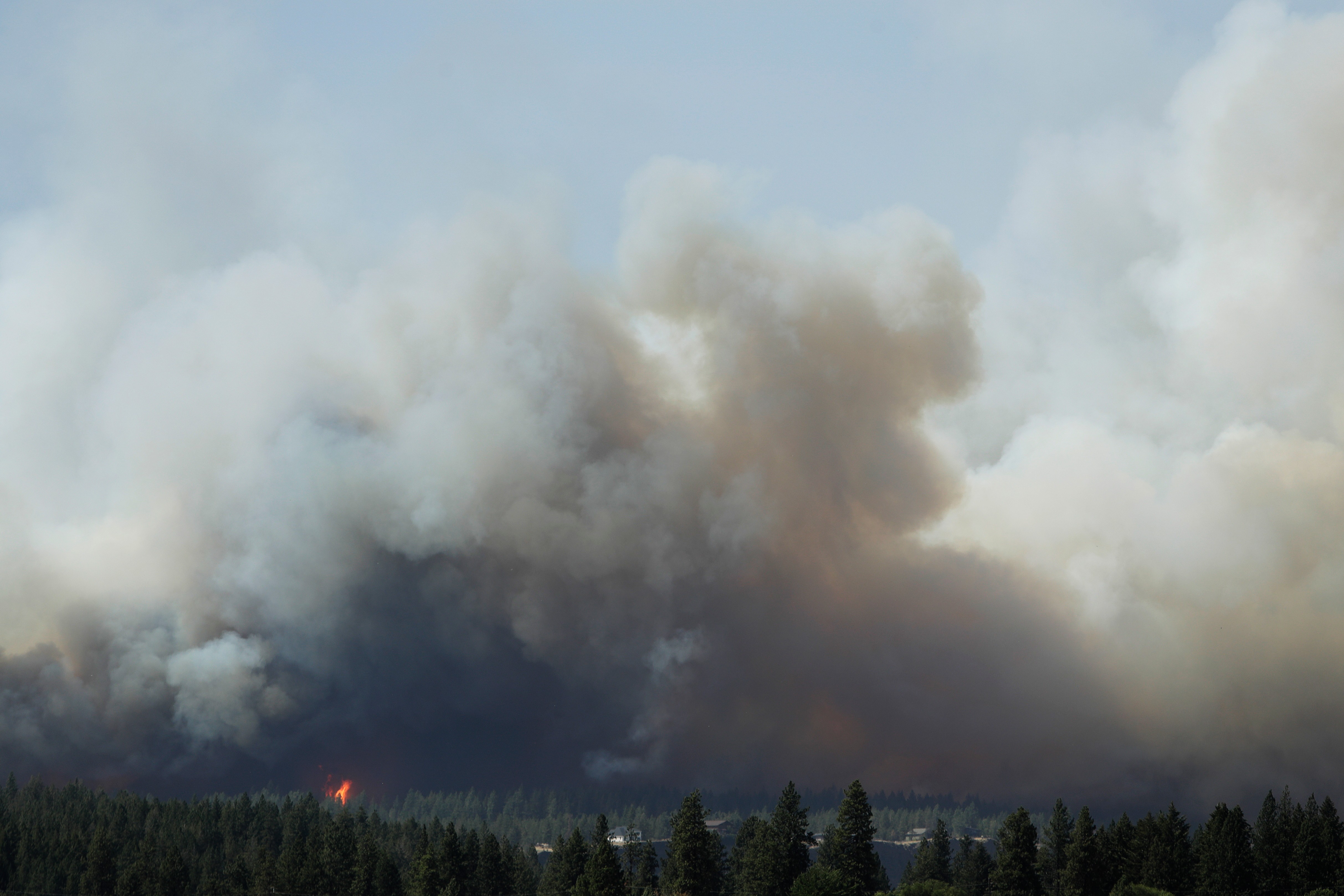 Incendio forestal en Spokane obliga a evacuaciones y amenaza unas 4,000 estructuras en Washington