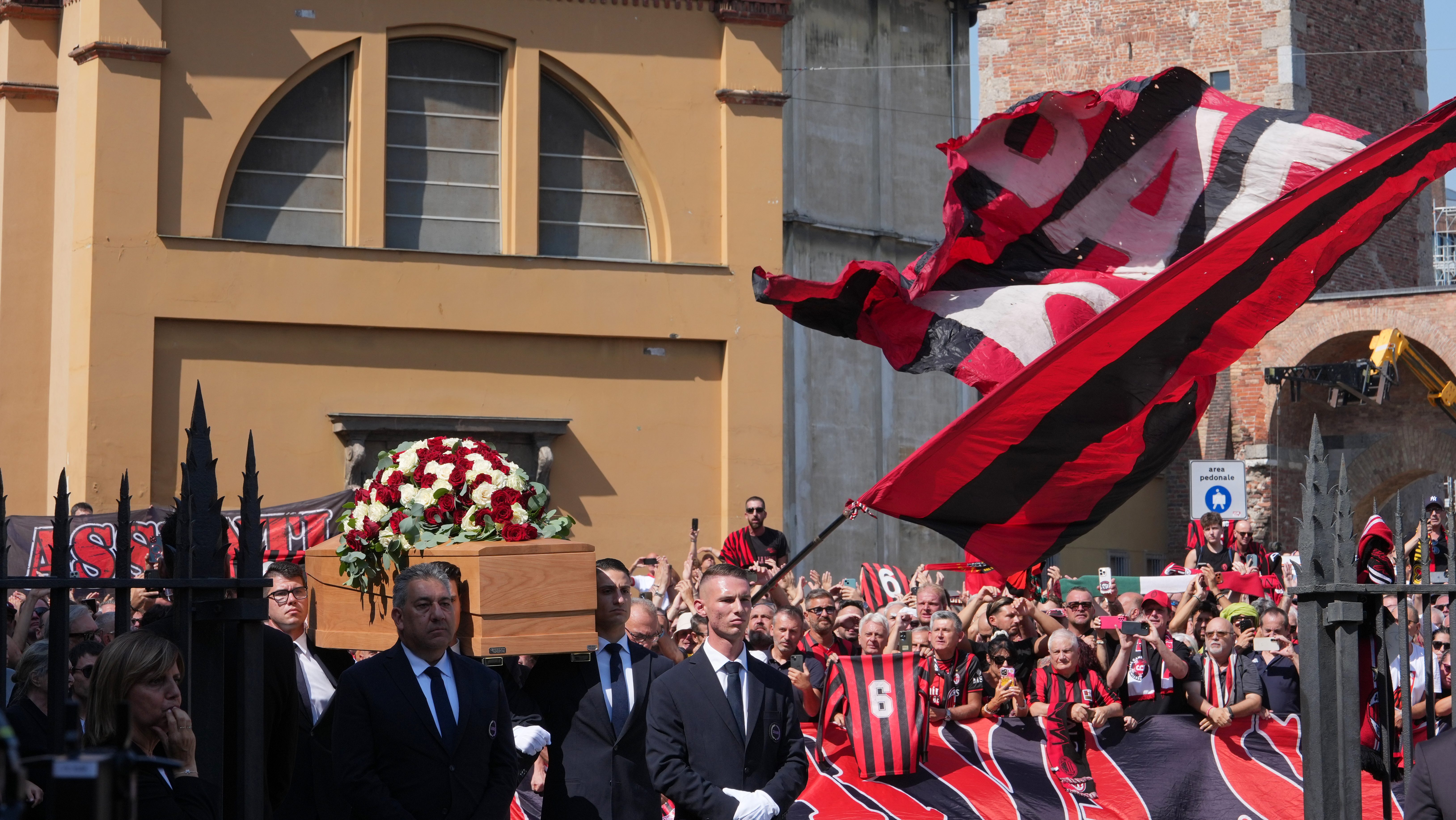 Roberto Baggio, Paolo Maldini y una multitud despiden a Franco Baresi en Milán con un emotivo homenaje