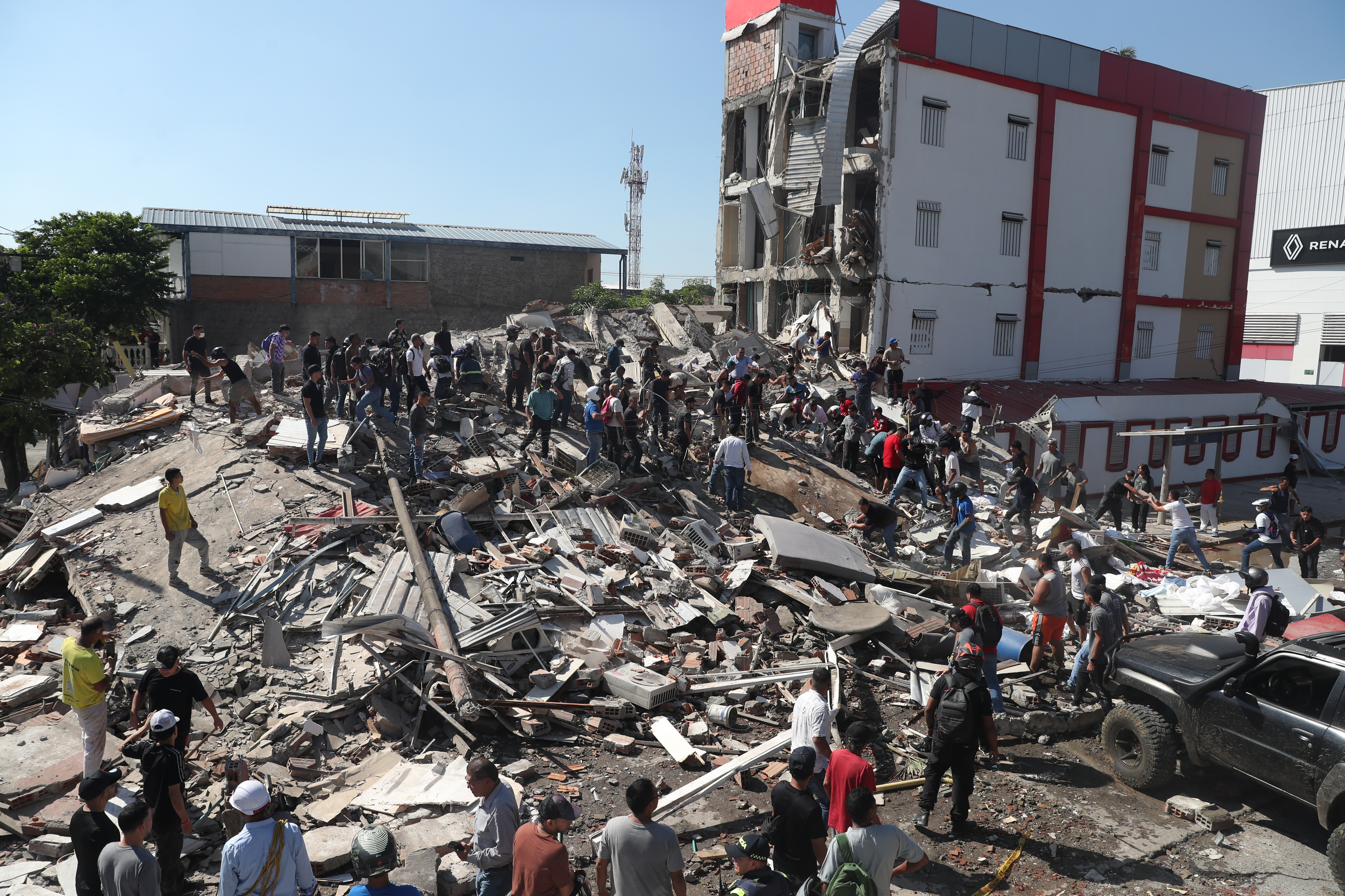Colombia declara "desastre nacional" por terremoto de 7.4 grados y que ya dejó más de 100 muertos