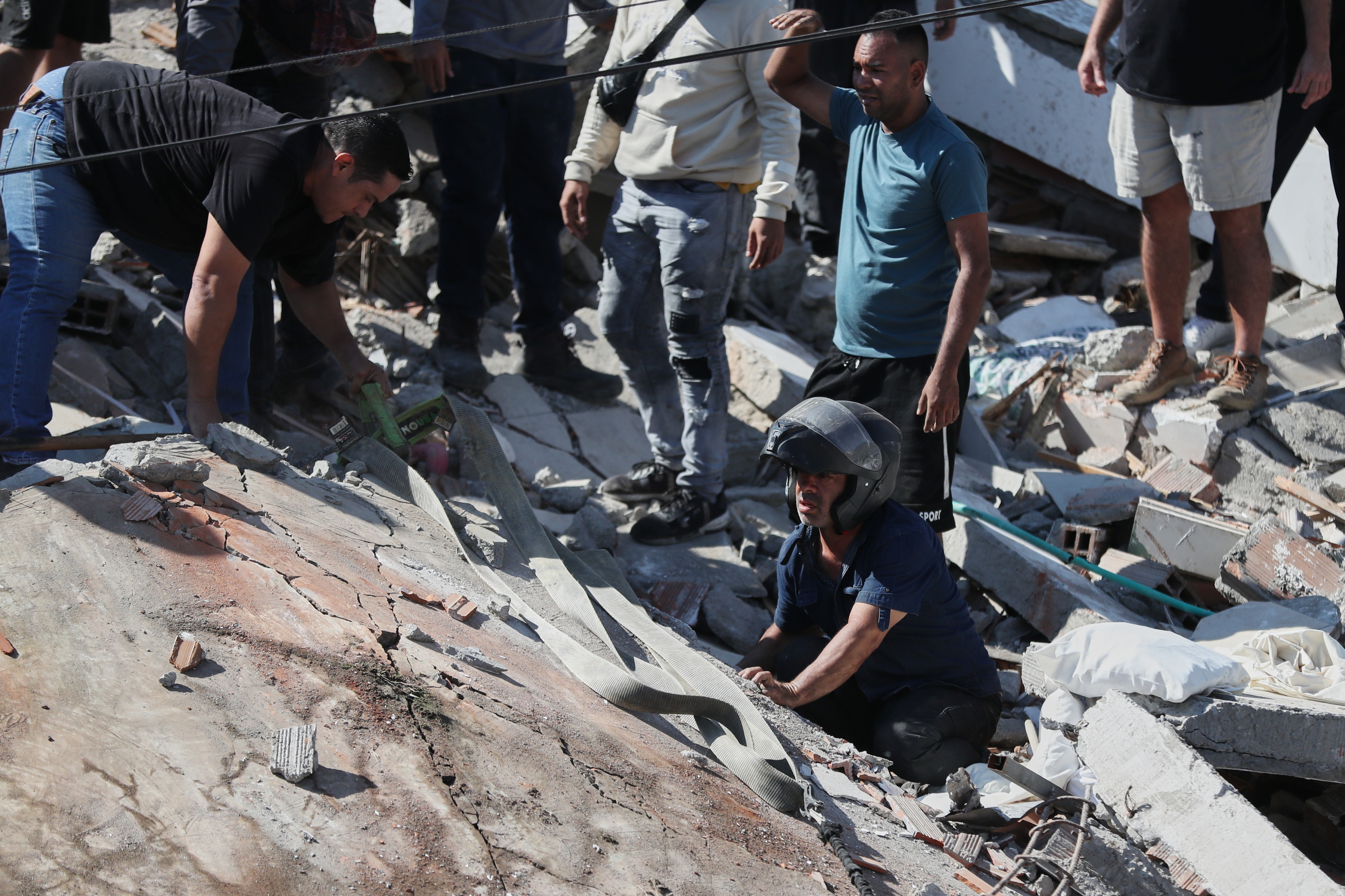 Colombia declara "desastre nacional" por terremoto de 7.4 grados y que ya dejó más de 100 muertos