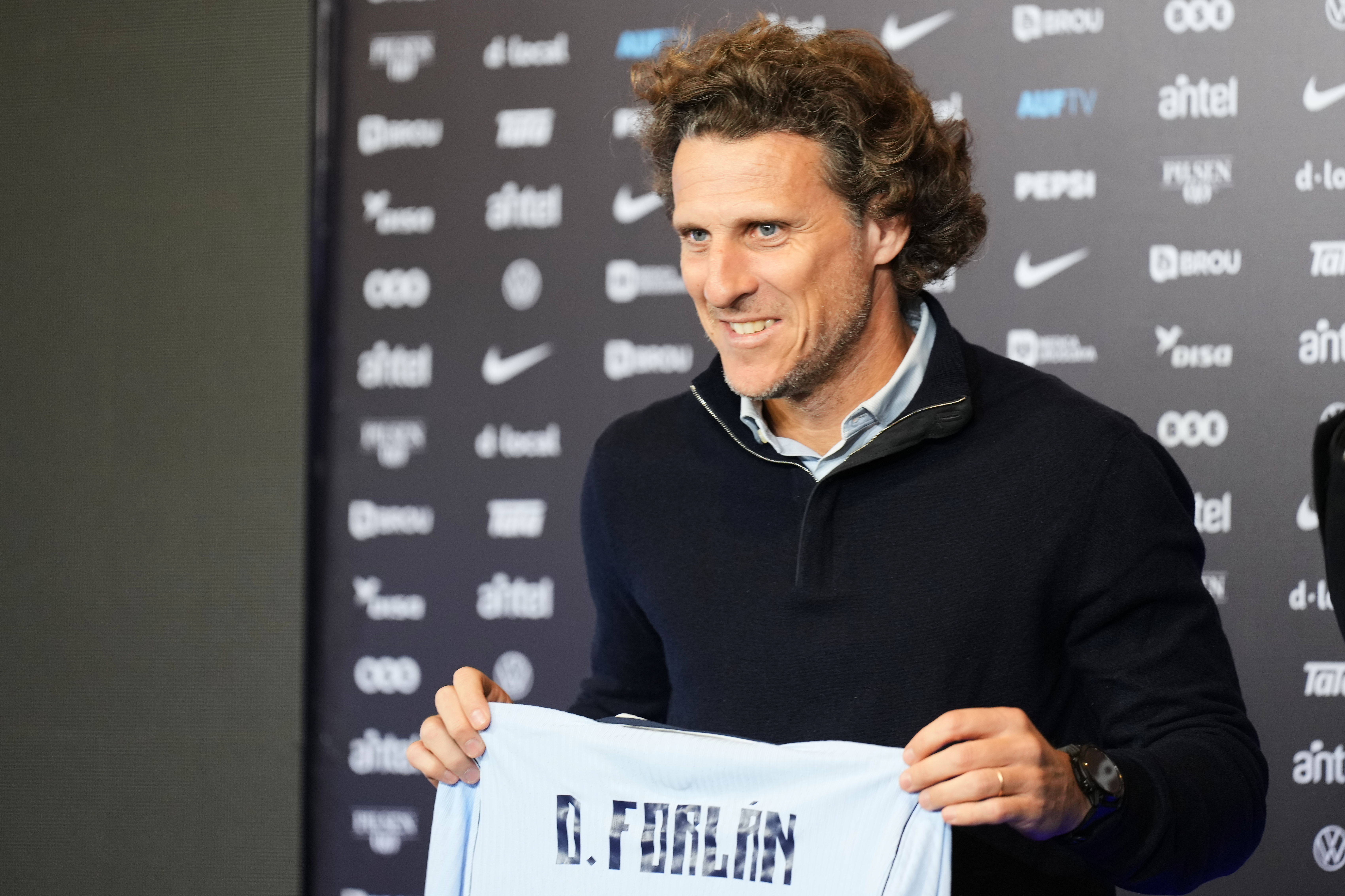 Diego Forlán no descarta nueva convocatoria de Luis Suárez a la selección de Uruguay