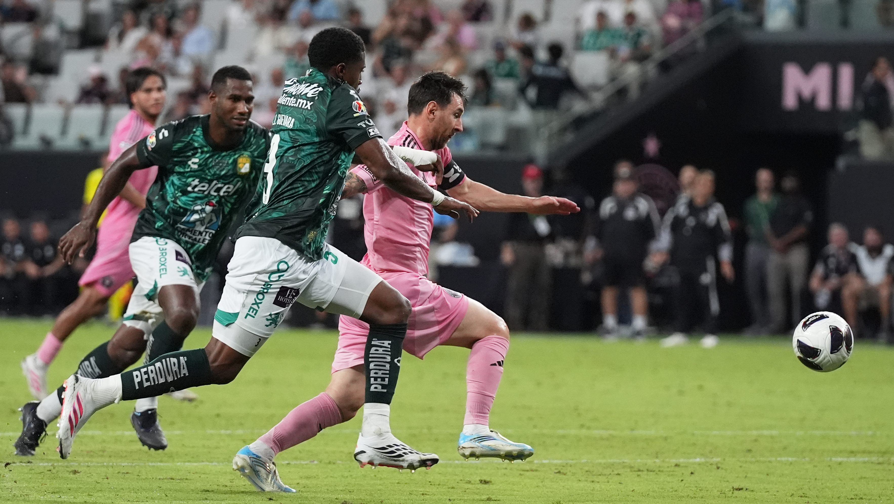 León tumba al Inter Miami y elimina a un Messi de luto en la Leagues Cup
