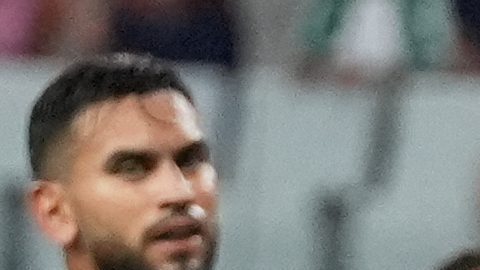 Messi y su cruce con Jhohan Romaña.