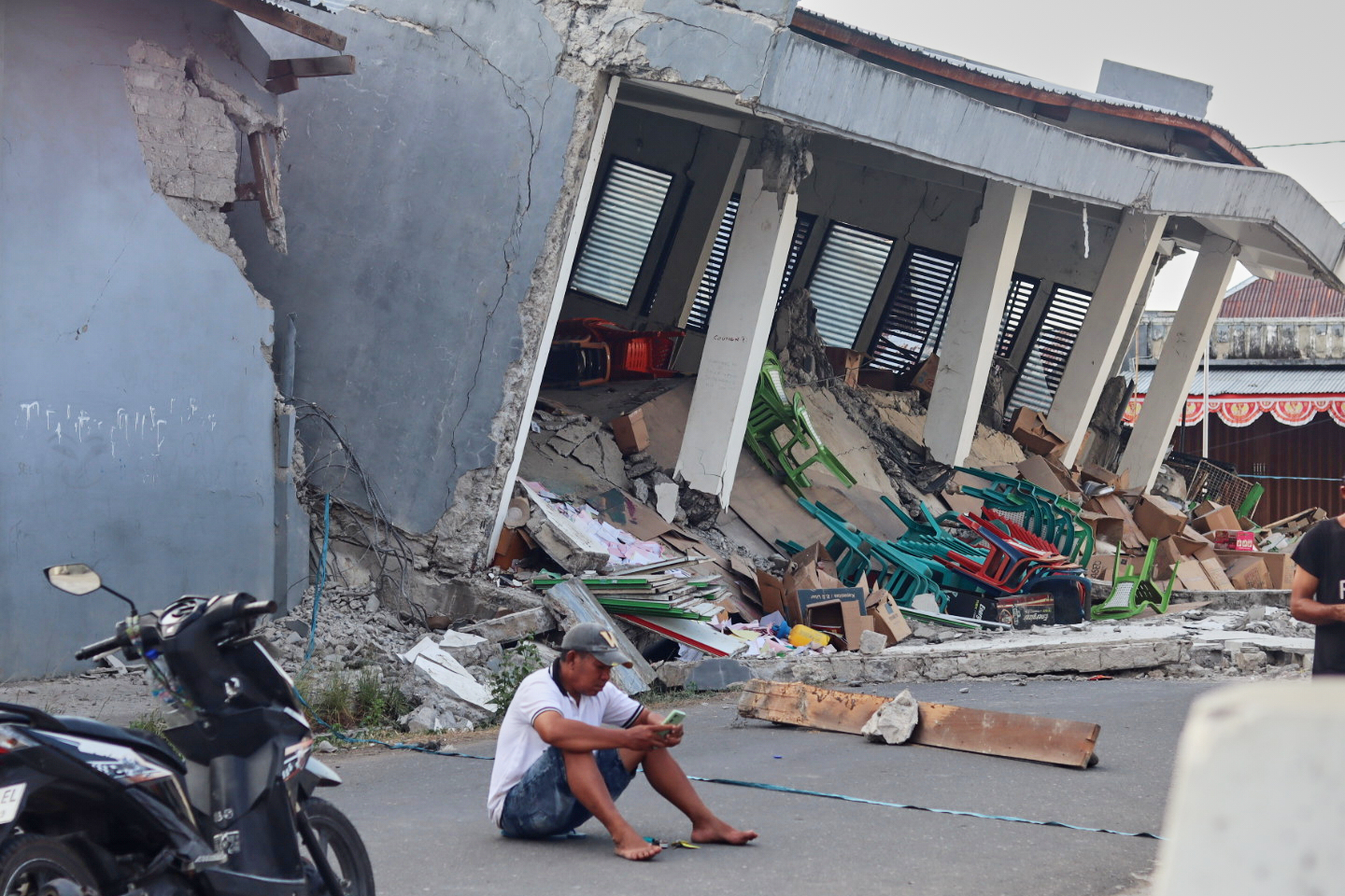 Indonesia sube a más de 50 los muertos tras el terremoto de 7.7 grados