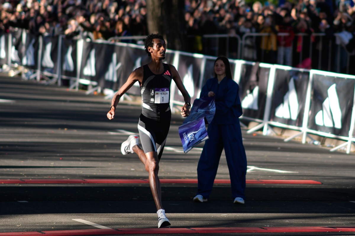 Yomif Kejelcha bate en Buenos Aires el récord mundial de la Media Maratón