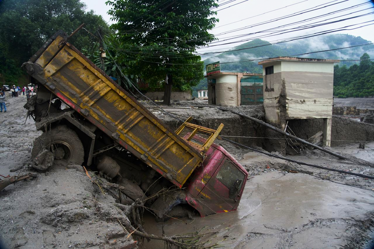 Nepal confirma que hay más de 350 personas fallecidas y más de 900 personas sin localizar tras devastadora avalancha
