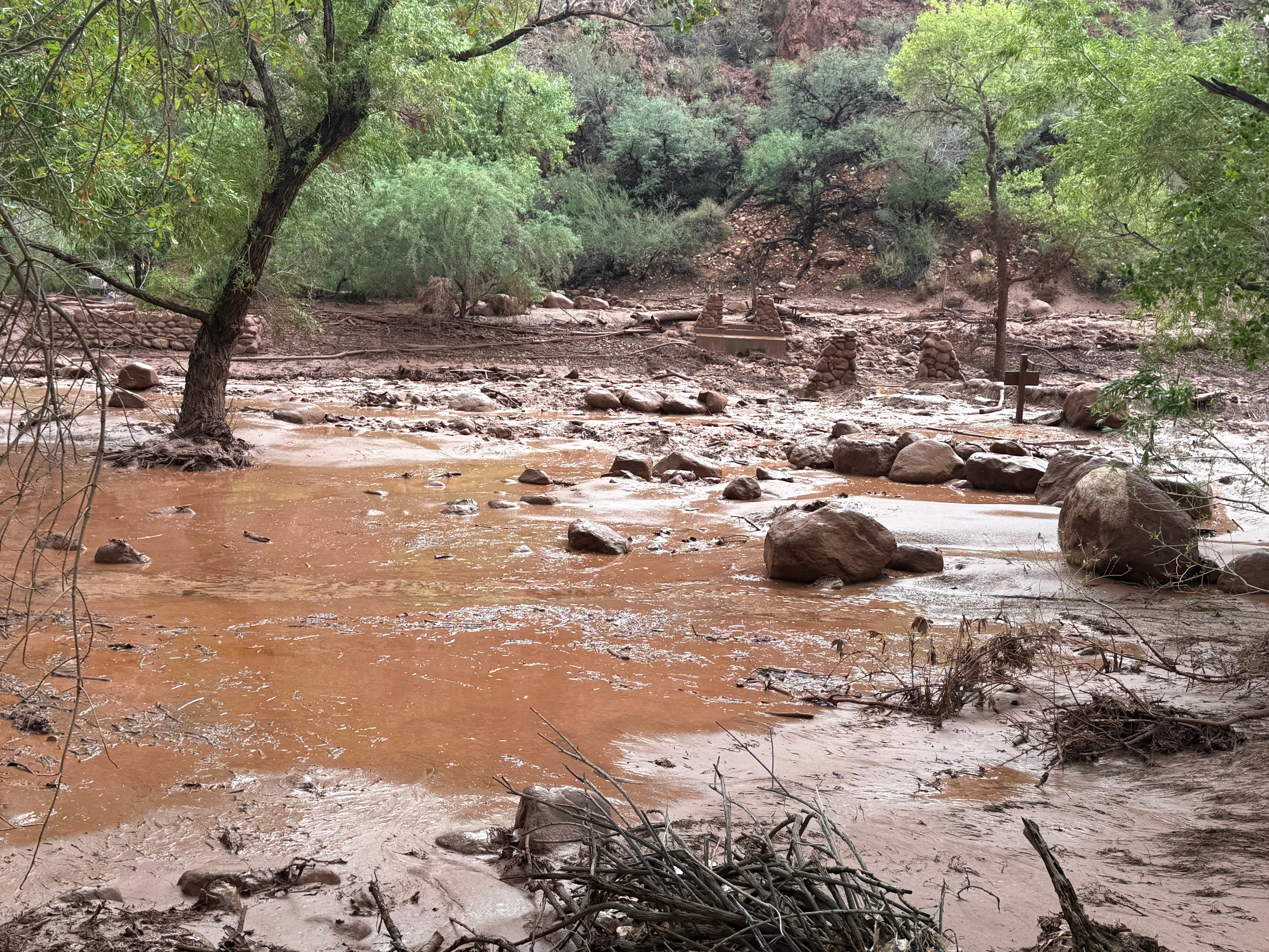 Una inundación repentina arrasó senderos y campamentos del Gran Cañón: hay un muerto y 14 desaparecidos