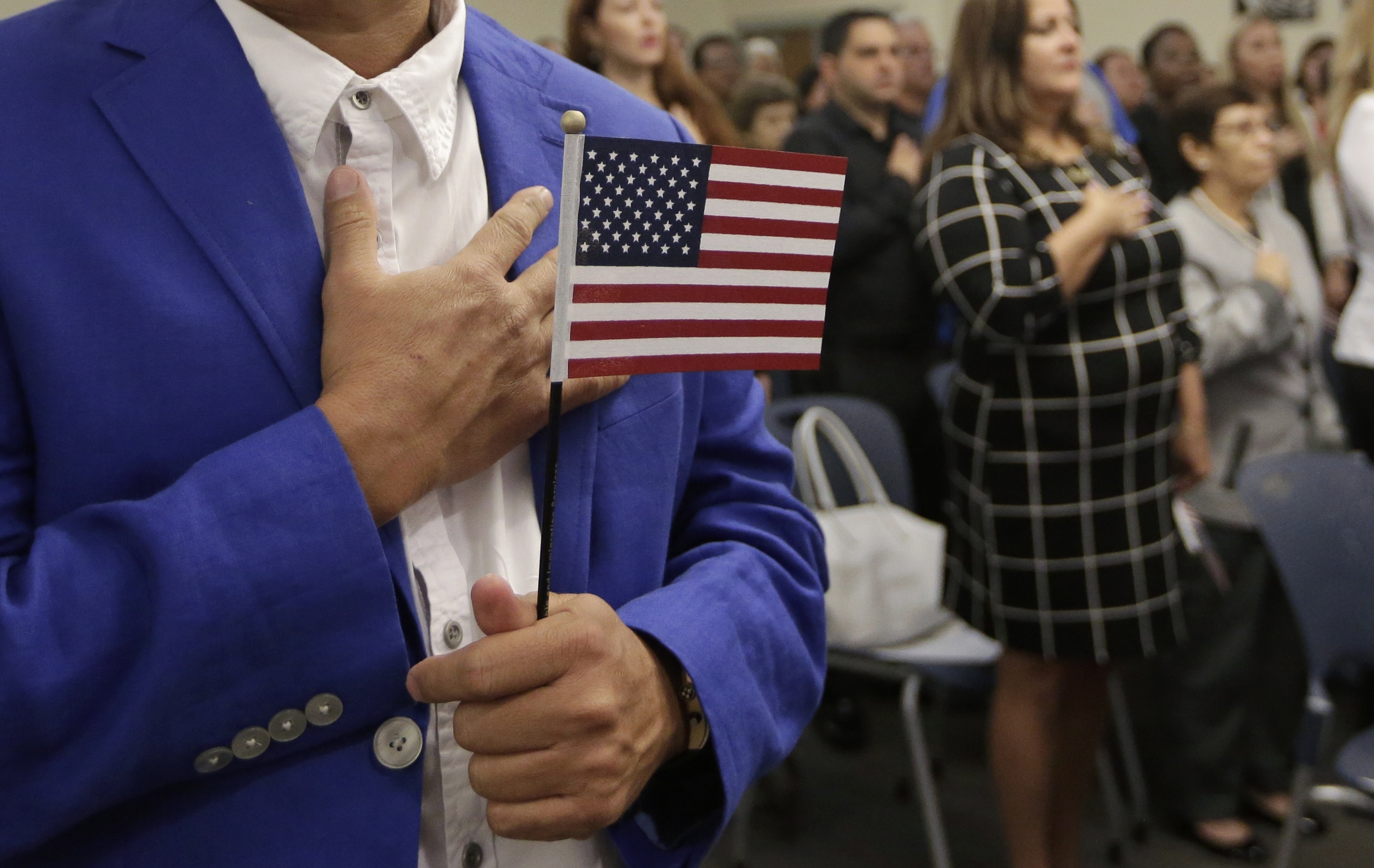 ¿Cuáles son los desafíos para inmigrantes que apenas obtuvieron la ciudadanía y votarán por primera vez en noviembre?