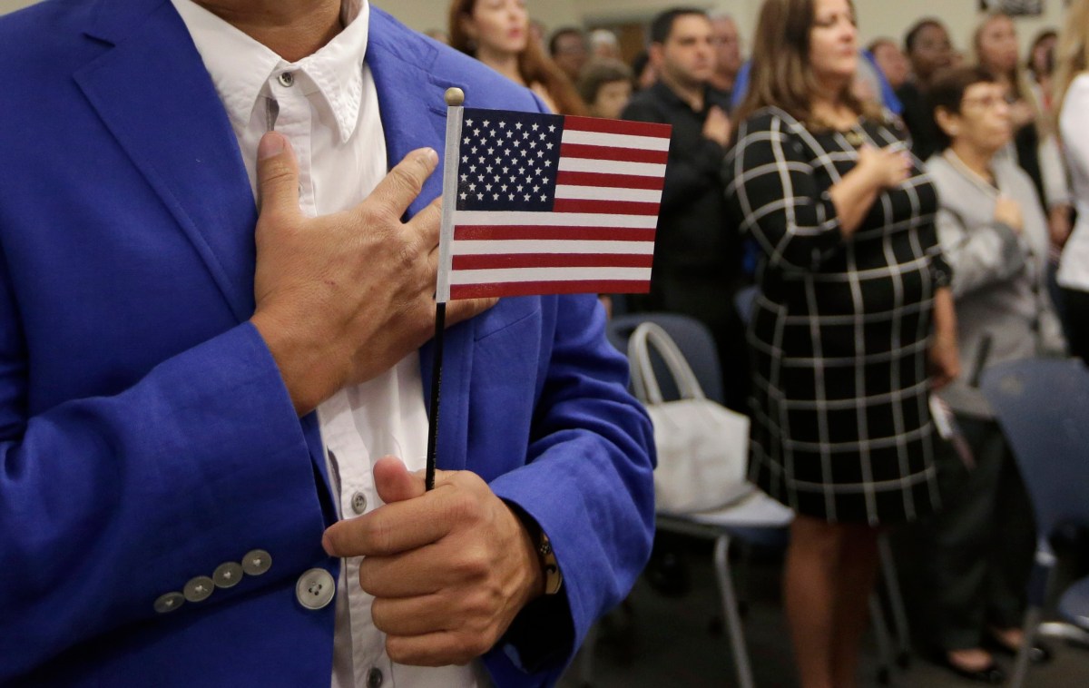 ¿Cuáles son los desafíos para inmigrantes que apenas obtuvieron la ciudadanía y votarán por primera vez en noviembre?